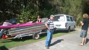Tradition néo-zélandaise : faire du kayak dans un bateau remorqué par un van